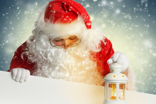 Papá Noel con linterna blanca