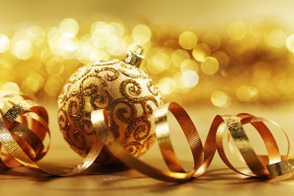 La boule de Noël dorée apportera la prospérité