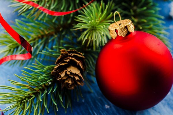 Boule de verre rouge sur une branche d épinette verte