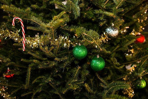 Decorated Christmas tree with green balloons