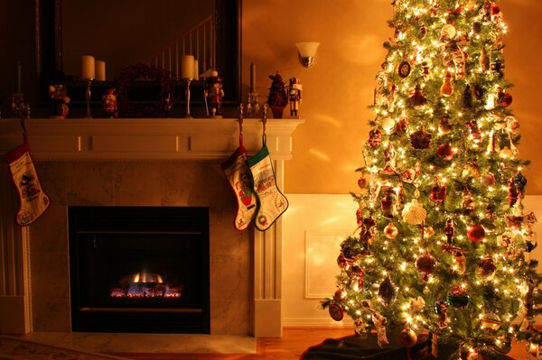 Zimmer mit Kamin und Weihnachtsbaum