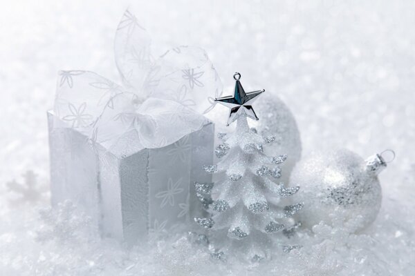 Caja de regalo y espiga en la nieve