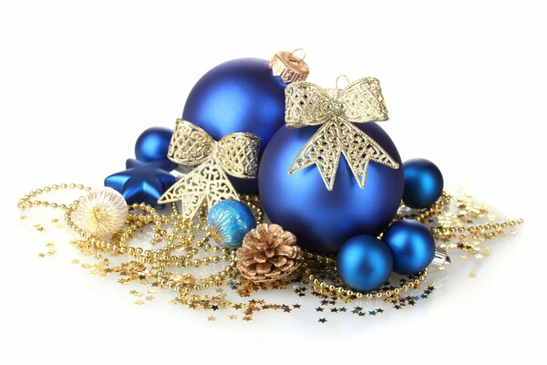 Рождественские синие шары с золотыми бусами и бантами