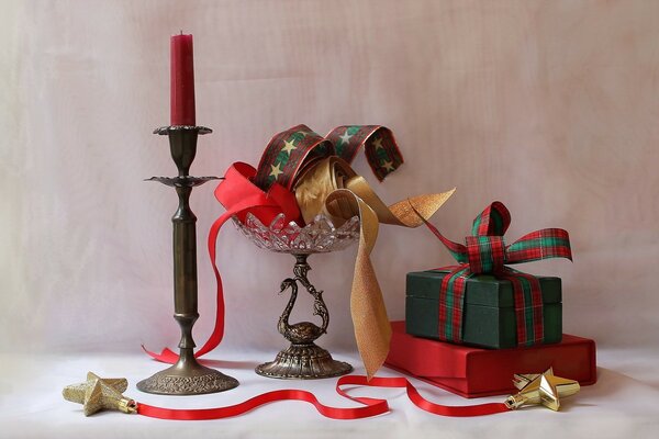 Sfondo di Natale con candelabri e nastri rossi. Regali di Natale