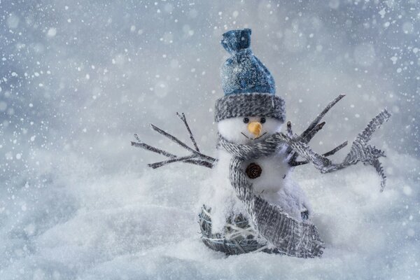 Bonhomme de neige jouet sur fond de neige