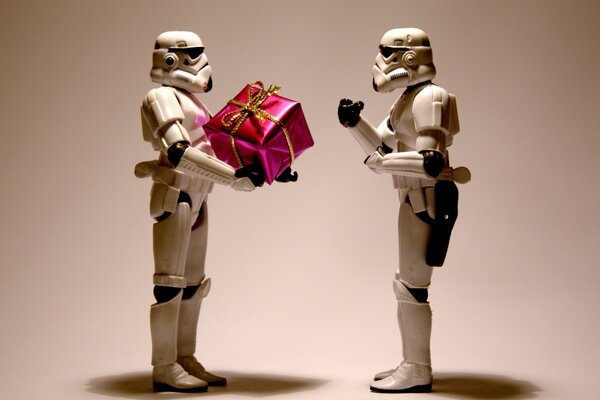 I robot di Star Wars si regalano un regalo