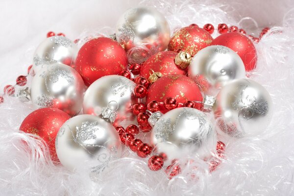 Jouets de Noël argent et rouge avec perles