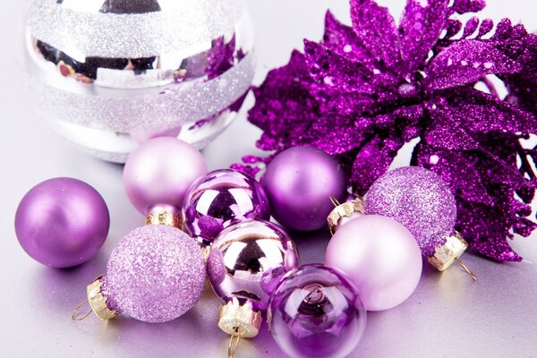 Фиолетовые новогодние красивые шары