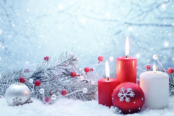 Ramas de árbol de Navidad de cuento de hadas de invierno decoradas con color plateado y bolas de Navidad con velas rojas
