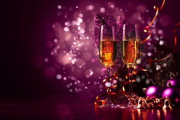 Fiestas de año nuevo copas de champán y oropel con campanas