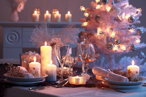 Elegante tavola di Natale con candele