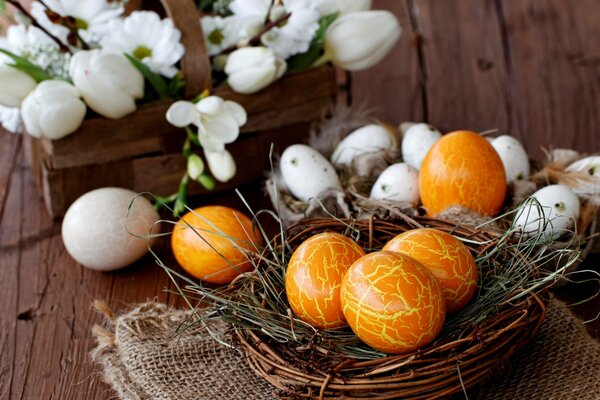 Frühlingsfest Ostern Eier im Nest