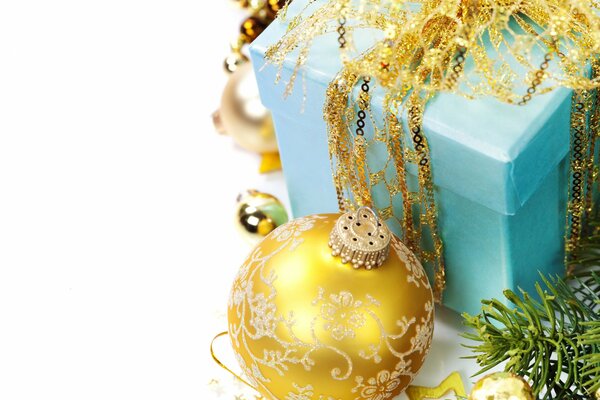 Коробка с подарками и новогодними шарами