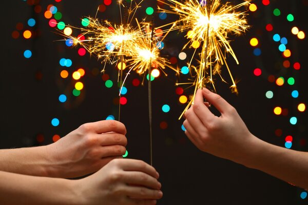 Bengalische Lichter in der Silvesternacht angezündet