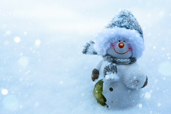 Śliczny bałwan uśmiecha się w śniegu
