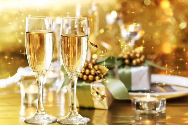 Año nuevo, mesa festiva con champán