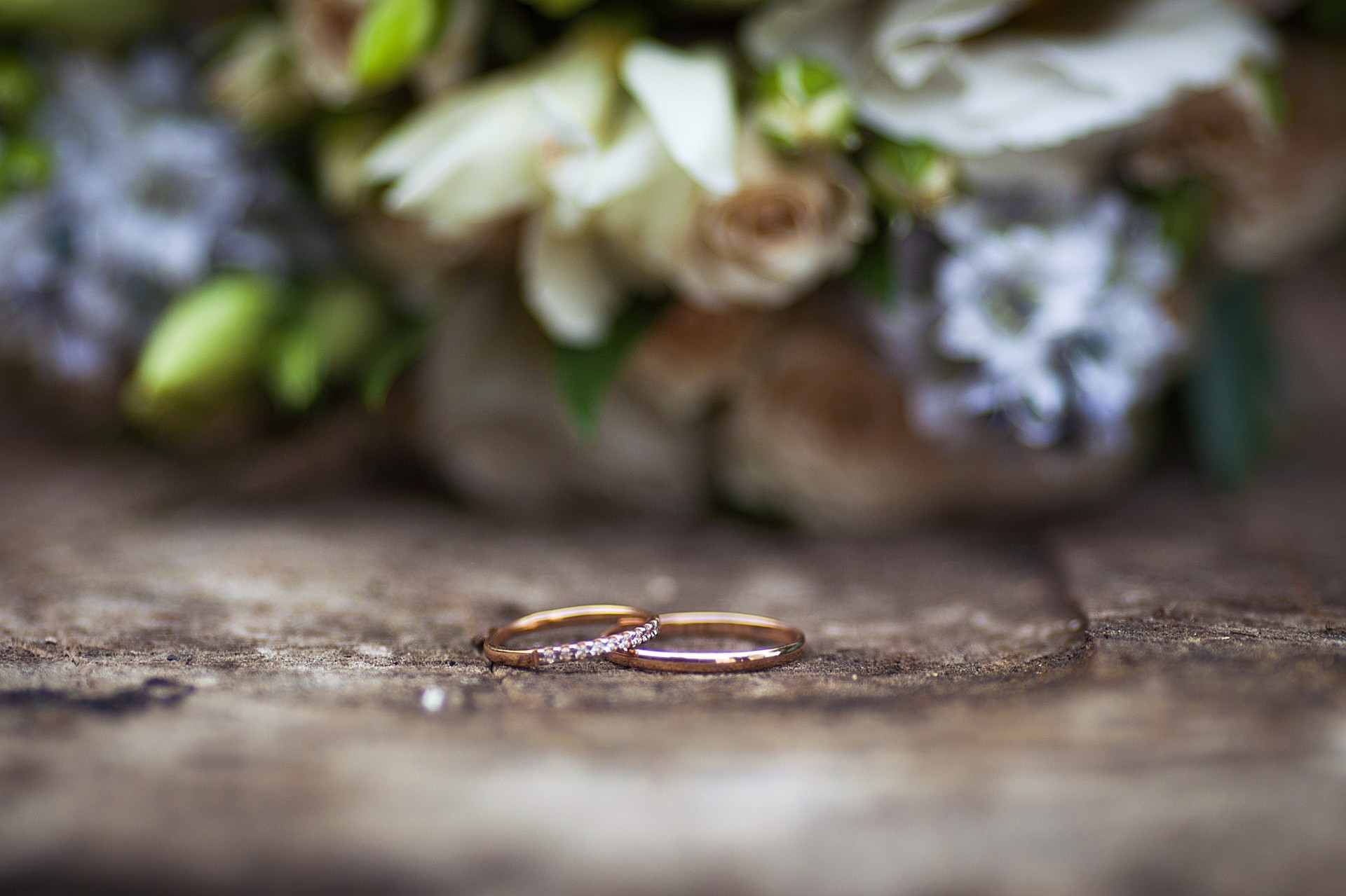 anillos ramo boda macro