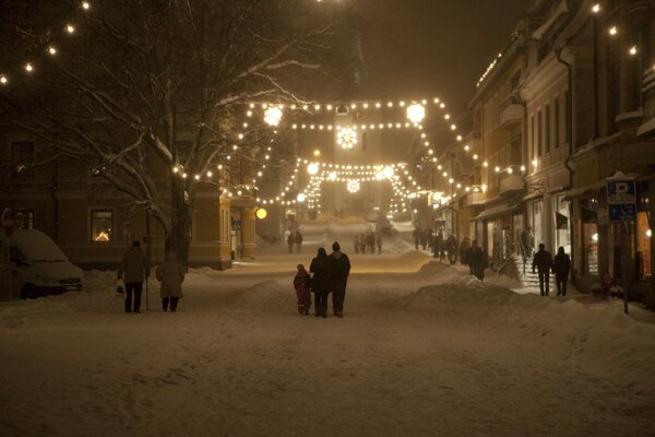 Rue d hiver éclairée par des guirlandes de Noël