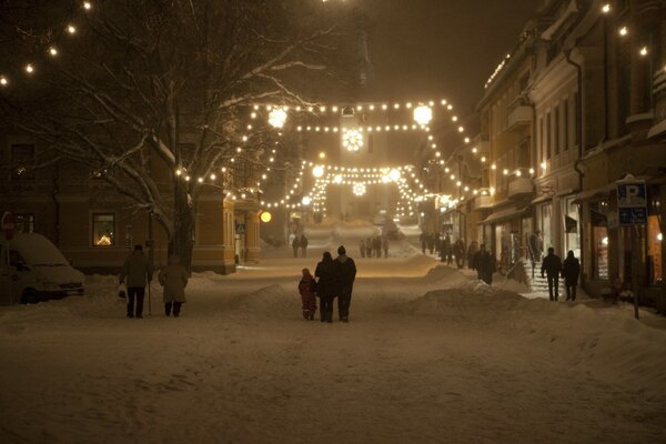 Зимняя улица, освещённая новогодними гирляндами