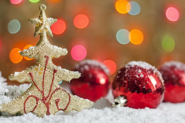 Jouets de Noël dans la neige