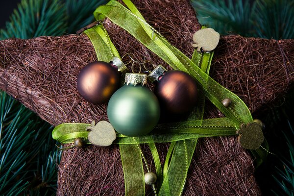 Étoile de Noël dans des boules de Noël