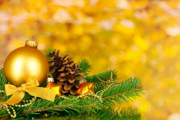 Золотые шары на рождественской елке