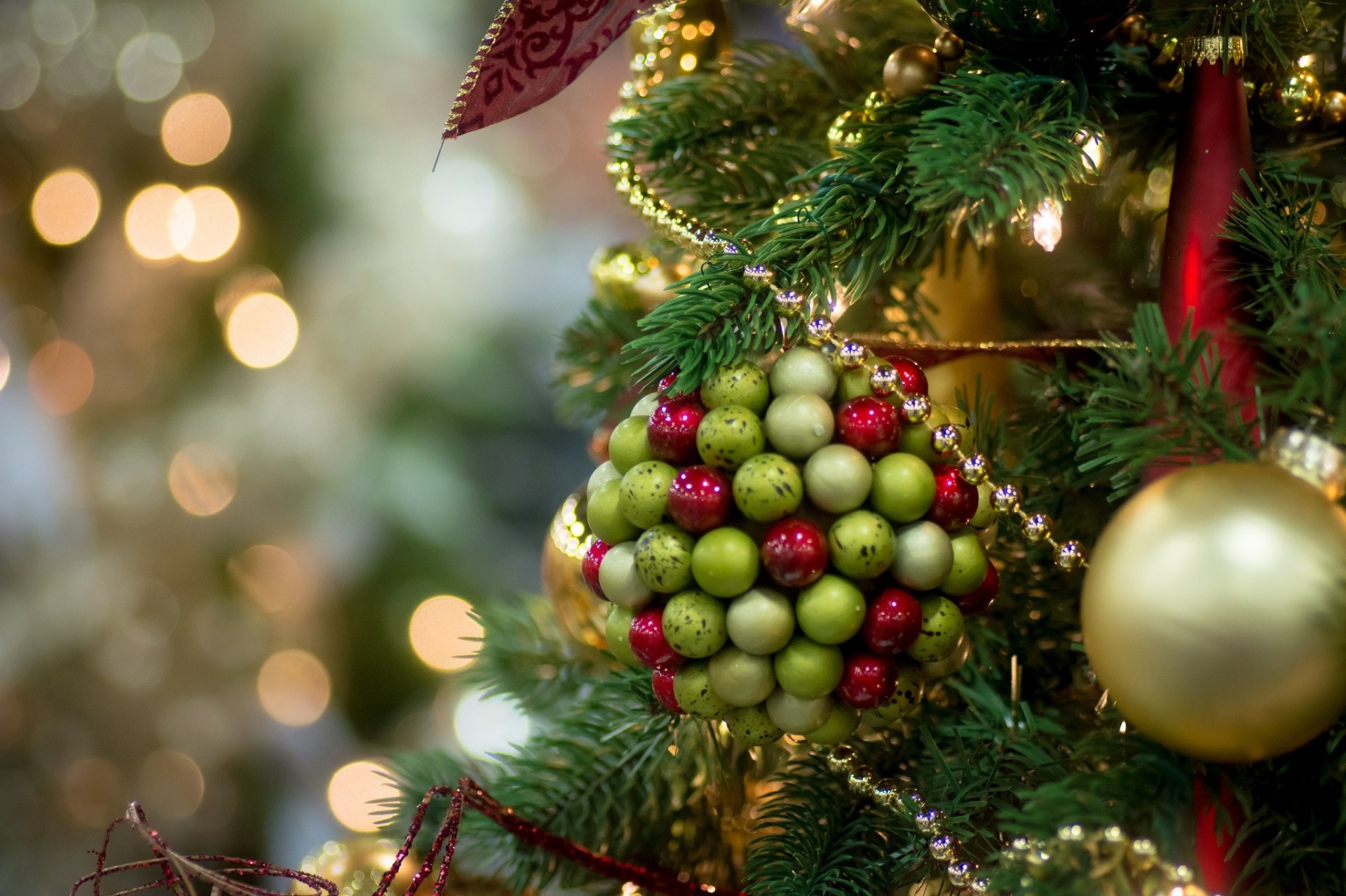 weihnachtsbaum dekoration kugeln perlen