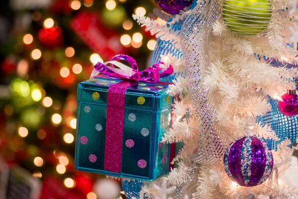 Boîte cadeau de Noël dans un emballage lumineux