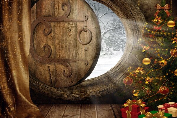 Porte entrouverte menant à une pièce avec un arbre de Noël et des cadeaux