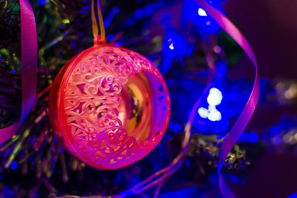 Eine rosa Kugel hängt am Weihnachtsbaum