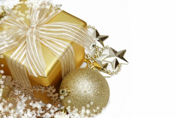 Caja de regalo de oro y bolas de Navidad