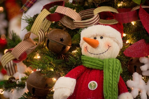 Muñeco de nieve en el fondo del árbol de Navidad con juguetes