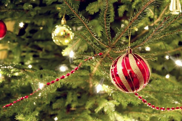 Lumières de Noël et boules sur l arbre de Noël
