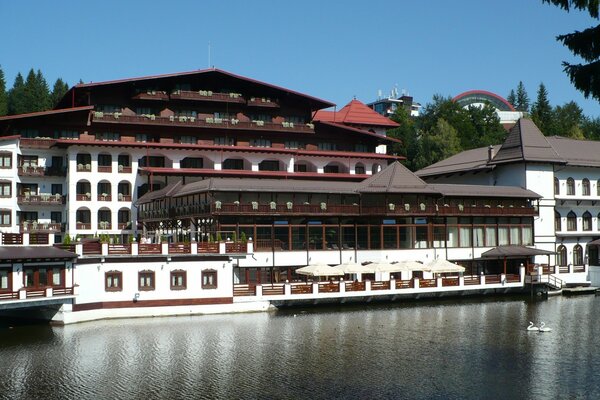 Großes Hotel am Flussufer