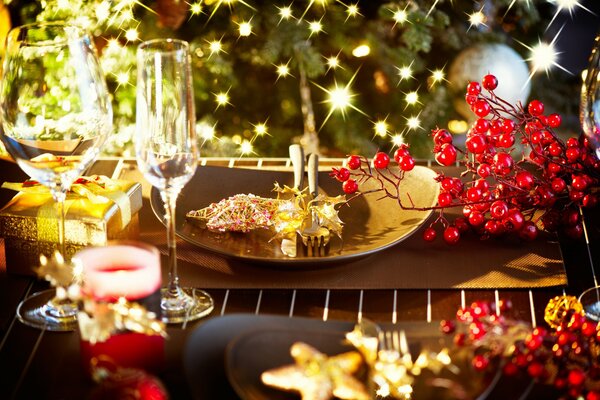 Cena di Capodanno con bicchieri e decorazioni