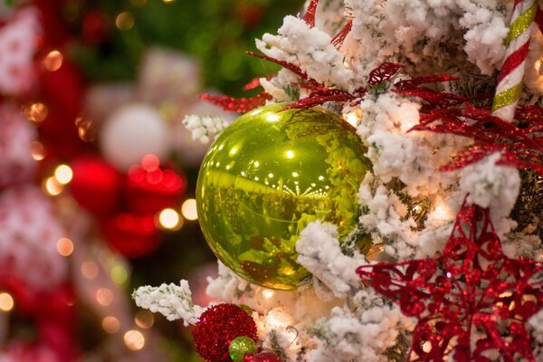 Bola verde colgando en el árbol de Navidad