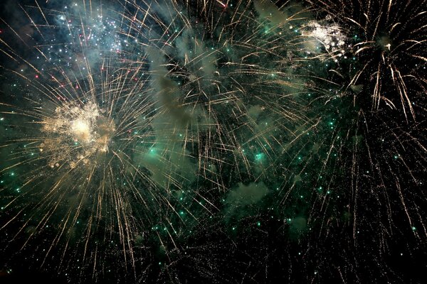 Dans une nuit festive de feux d artifice multicolores