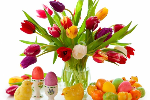 Букет разноцветных тюльпанов и пасхальные яйца
