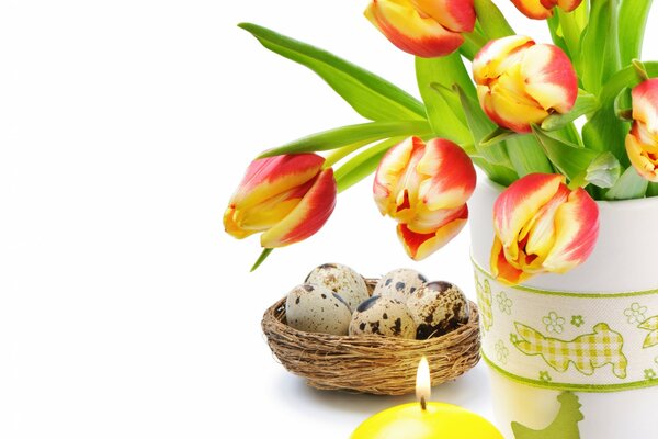 Ostern-Stillleben mit Tulpen und Kerze