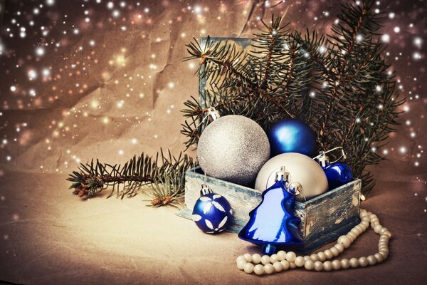 Caja con bolas de Navidad y un hilo de perlas