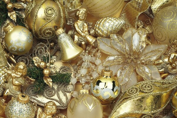 Goldene Kugeln am Weihnachtsbaum sind eine super modische Richtung