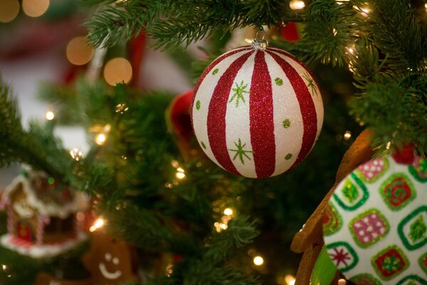 Weihnachtsbaum Spielzeug auf einem Zweig für das neue Jahr