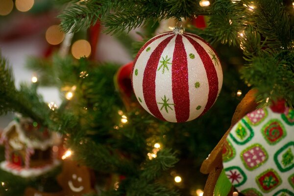 Jouet de Noël sur une branche pour le nouvel an