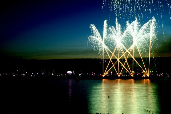 Fuegos artificiales en el fondo de la ciudad nocturna