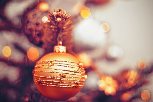 Hermosa bola de Navidad de oro