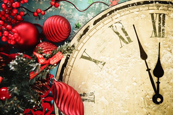 Reloj de Navidad decorado con juguetes