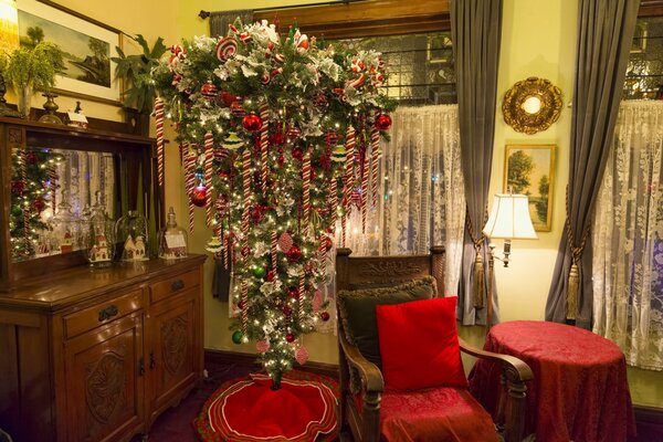 Gemütliches Kleid mit einem schönen Weihnachtsbaum