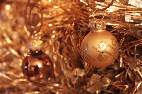 In goldenem Lametta Gold Weihnachtsbaum Spielzeug