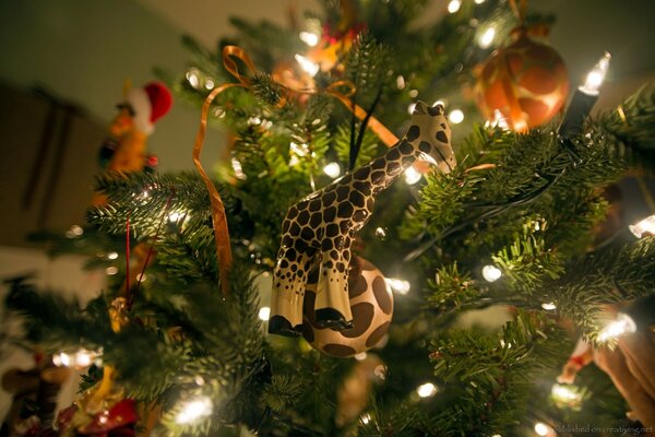 Jirafa de juguete en el árbol de Navidad