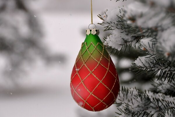 Foto di un albero di Natale con una lente macro